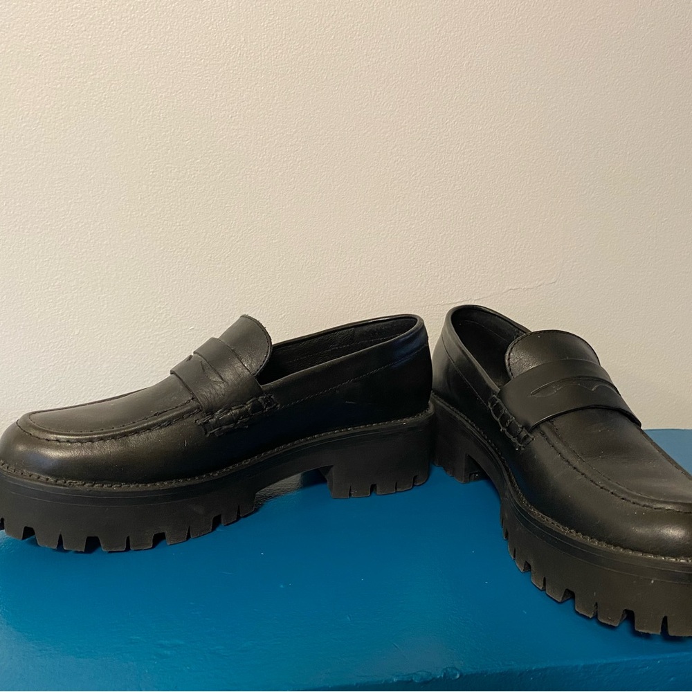 Black chunky loafers, size 7.5. These are amazing and so stylish.